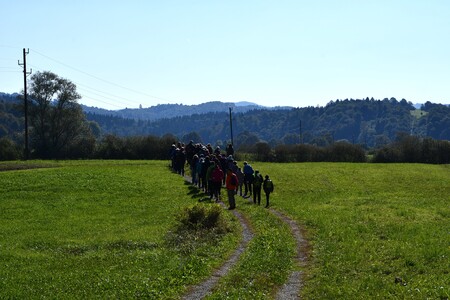 Udeleženci pohoda na Radenskem polju