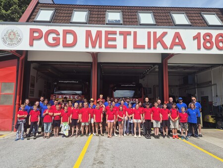 Mladina na ogledu najstarejšega gasilskega društva v Sloveniji PGD Metlika
