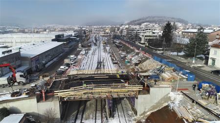 Dela za izgradnjo novega nadvoza Taborska in nadgradnjo železniške postaje Grosuplje lepo napredujejo