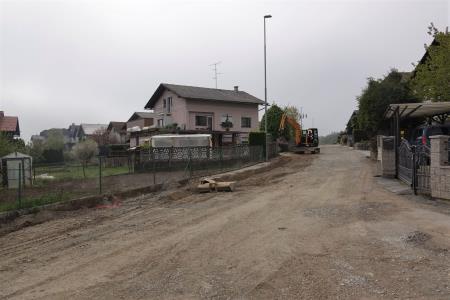 Gradnja plinovodnega omrežja poteka tudi na Partizanski cesti v Šmarju - Sapu