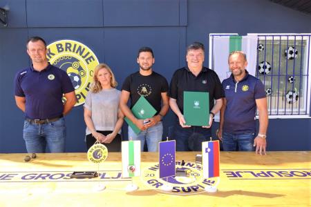 Podpis pogodbe za dobavo in montažo tribun na nogometnem igrišču Brinje