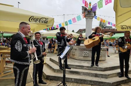 Mariachi Los Caporales z živahnimi ritmi mehiške glasbe