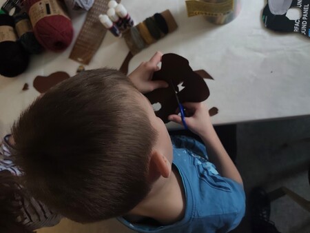 Izdelovanje medvedjih mask.