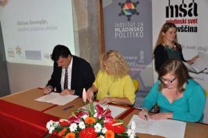 b_800_600_0_00_images_stories_Novice_2014_Obcina_Grosuplje_prejemnica_certifikata_Mladim_prijazna_obcina_9a