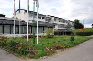 b_800_600_0_00_images_stories_Novice_2014_Cez_poletne_pocitnice_intenzivna_dela_tudi_na_Osnovni_soli_Louisa_Adamica_Grosuplje_3