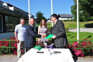 b_800_600_0_00_images_stories_Novice_2014_Podpis_pogodbe_za_energetsko_sanacijo_OS_LA_2