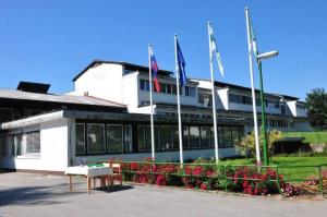 b_800_600_0_00_images_stories_Novice_2014_Podpis_pogodbe_za_energetsko_sanacijo_OS_LA_3